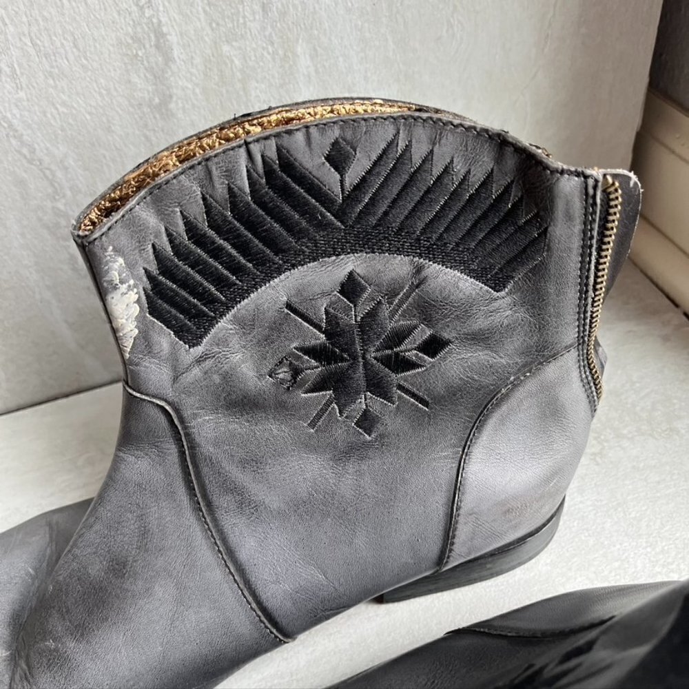 ** Cynthia Vincent Goldie Embroidered Booties Slate Gray Blue 10 - Picture 3 of 11